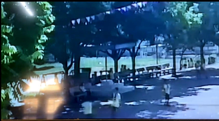 Khu vực ghế đá đổ khiến một học sinh tiểu học tử vong. Khu vực ghế đá đổ khiến một học sinh tiểu học tử vong.