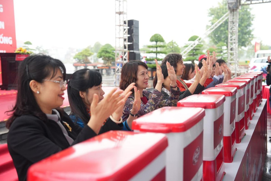 Các đại biểu tham gia rửa tay với xà phòng và nước sạch tại lễ mít tinh.