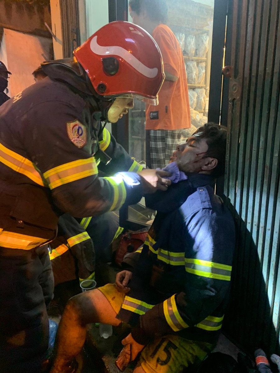 Lực lượng chức năng sơ cứu, hỗ trợ người dân thoát ra khỏi hỏa hoạn. Lực lượng chức năng sơ cứu, hỗ trợ người dân thoát ra khỏi hỏa hoạn.