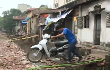 Chuyện lạ: Lắt lẻo cầu tre giữa lòng Hà Nội