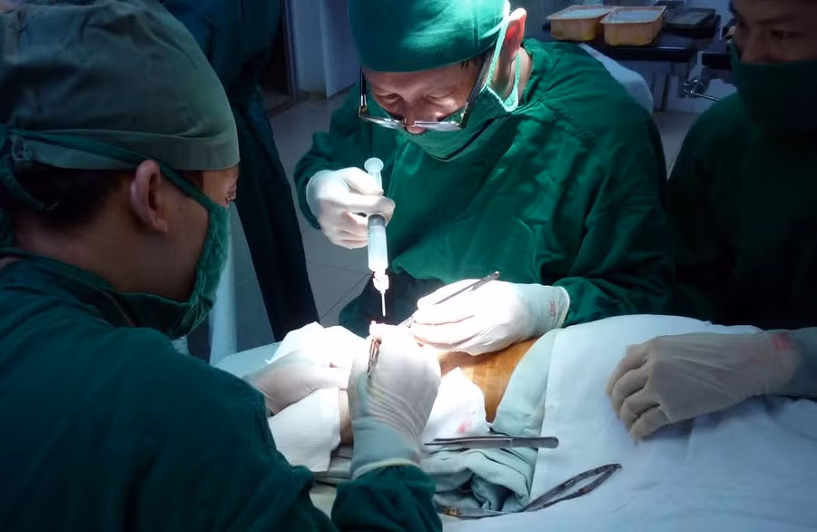 Các bác sỹ Bệnh viên Quân y 211 đang tiến hành ca phẩu thuật nối bàn chân bị đứt lìa