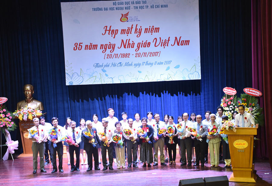 Các SV tặng hoa tri ân các thế hệ CBVC của trường Các SV tặng hoa tri ân các thế hệ CBVC của trường