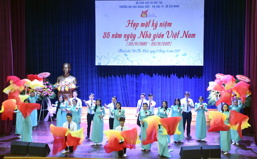 Nhiều tiết mục văn nghệ chào mừng ngày 20/11 được CBVC nhà trường thể hiện rất công phu Nhiều tiết mục văn nghệ chào mừng ngày 20/11 được CBVC nhà trường thể hiện rất công phu