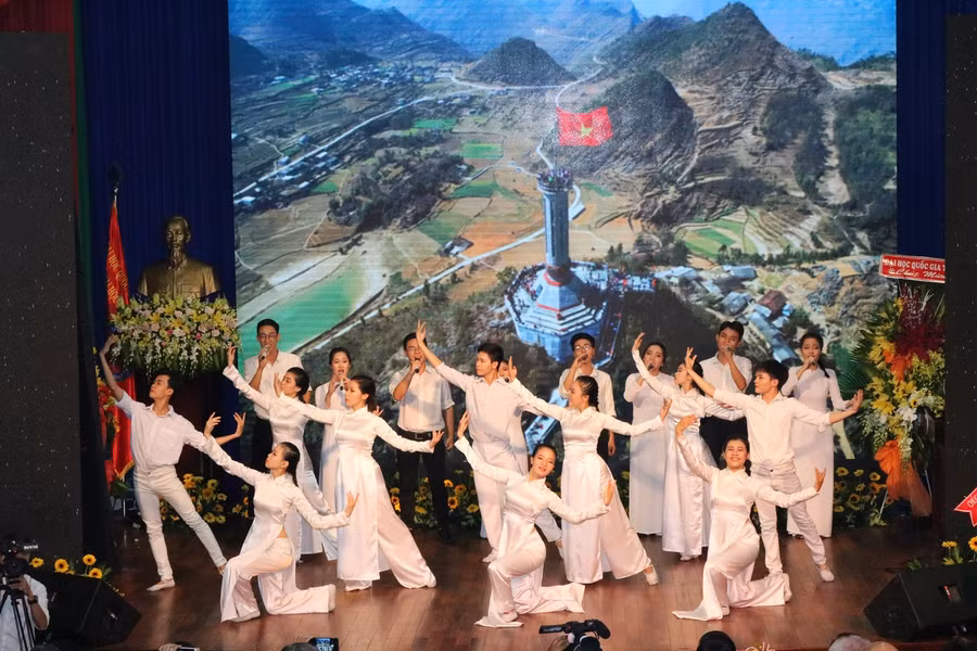 Tiết mục văn nghệ chào mừng của CBVC-SV trường