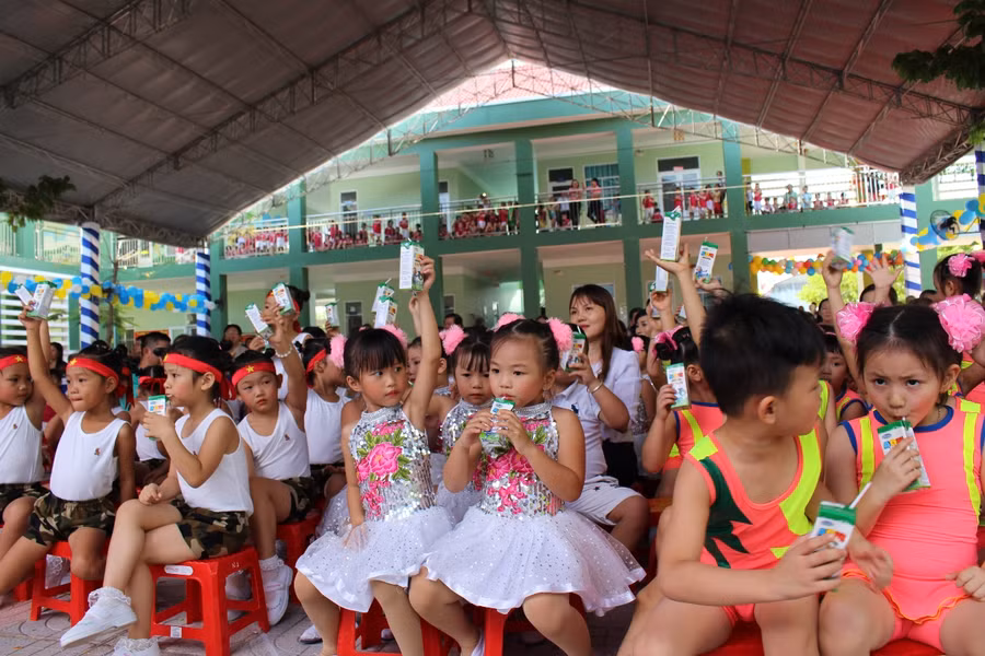 Các HS mầm non là đối tượng chính của chương trình “Sữa học đường”