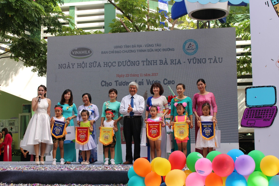 Nguyễn Thanh Giang – Giám đốc Sở GD&ĐT tỉnh trao giải thưởng cho các tiết mục văn nghệ xuất sắc trong Ngày hội “Sữa học đường” 2017 Nguyễn Thanh Giang – Giám đốc Sở GD&ĐT tỉnh trao giải thưởng cho các tiết mục văn nghệ xuất sắc trong Ngày hội “Sữa học đường” 2017