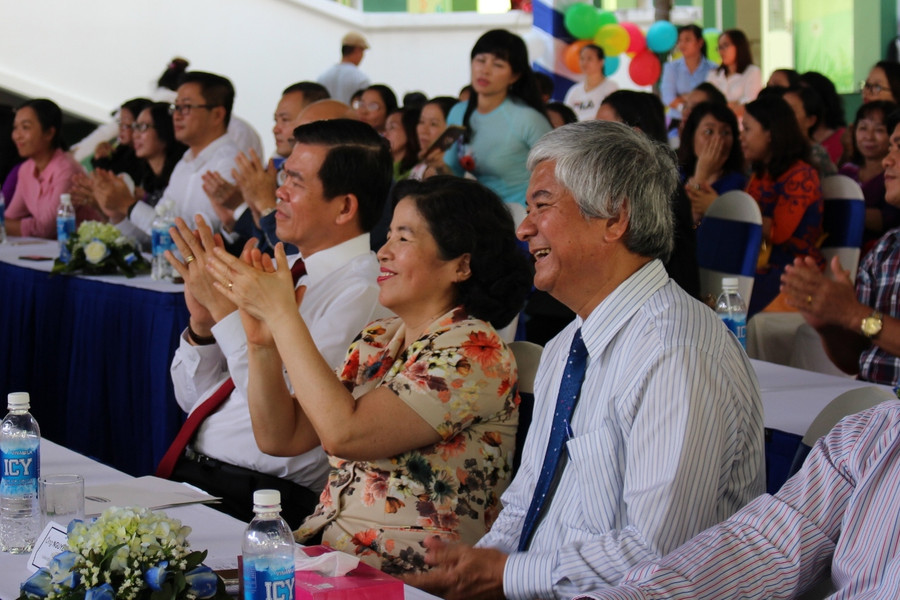 Các đại biểu thích thú với các tiết mục văn nghệ Các đại biểu thích thú với các tiết mục văn nghệ