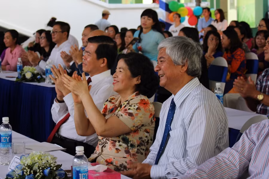 Các đại biểu thích thú với các tiết mục văn nghệ