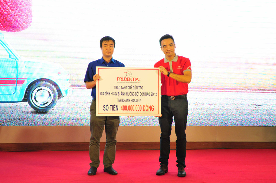 Ông Mak See Sen - Phó tổng giám đốc phát triển kinh doanh Prudential Việt Nam trao tặng quỹ cứu trợ cho Bí thư Tỉnh đoàn Khánh Hòa Ông Mak See Sen - Phó tổng giám đốc phát triển kinh doanh Prudential Việt Nam trao tặng quỹ cứu trợ cho Bí thư Tỉnh đoàn Khánh Hòa