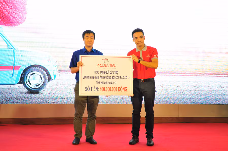 Ông Mak See Sen - Phó tổng giám đốc phát triển kinh doanh Prudential Việt Nam trao tặng quỹ cứu trợ cho Bí thư Tỉnh đoàn Khánh Hòa