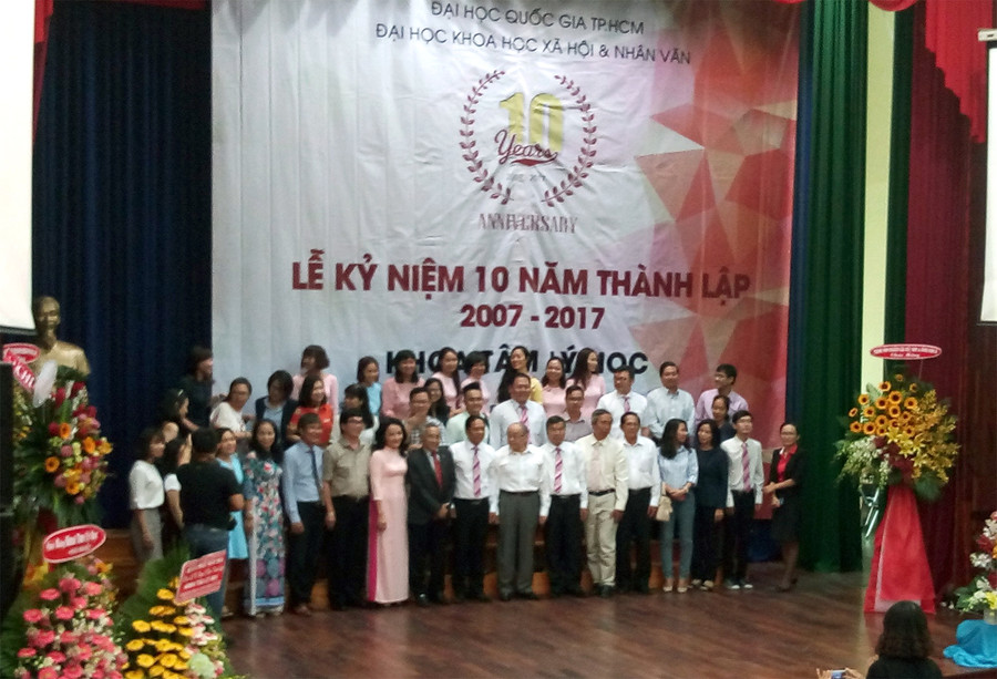 Các đại biểu tham dự chụp ảnh lưu niệm Các đại biểu tham dự chụp ảnh lưu niệm