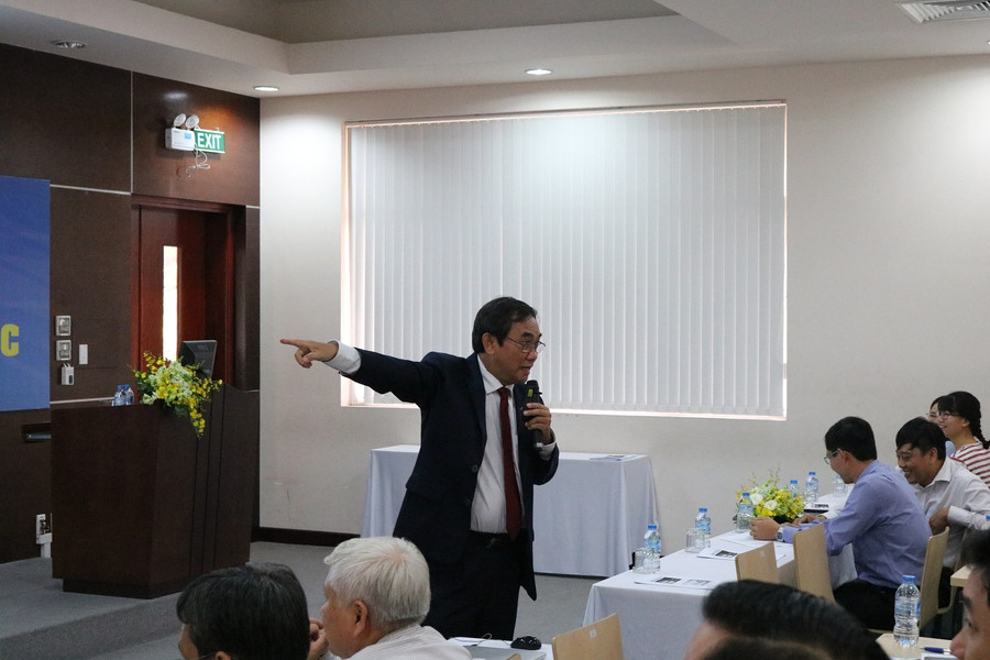 PGS.TS Hồ Thanh Phong trình bày tại hội thảo