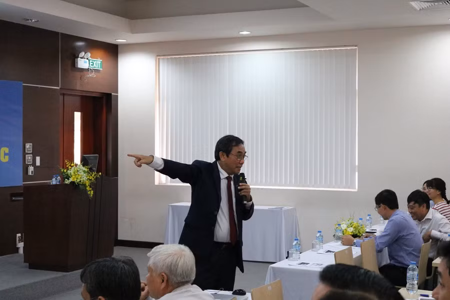 PGS.TS Hồ Thanh Phong trình bày tại hội thảo