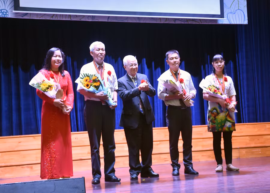 NGƯT Huỳnh Thế Cuộc - Chủ tịch HĐQT HUFLIT, trao huy hiệu Sao vàng HUFLIT cho các CBVC