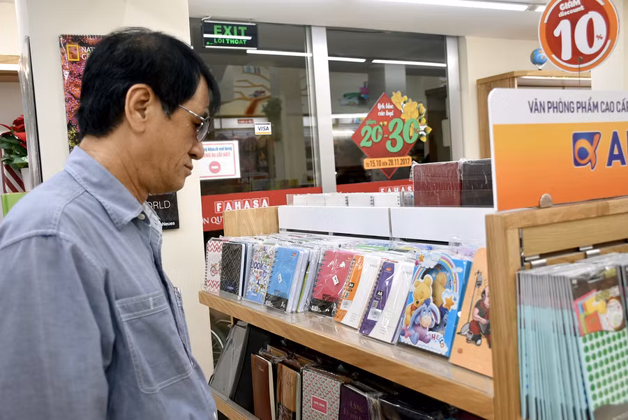 Nhà thơ Hồ Thi Ca tham quan nhà sách