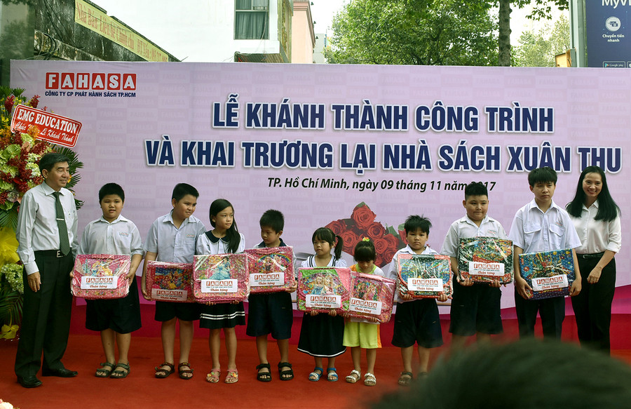 Đại diện Ban tổ chức trao quà cho các em HS Đại diện Ban tổ chức trao quà cho các em HS