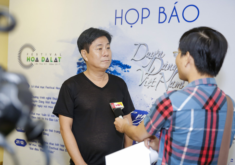 Tổng đạo diễn Tất My Loan chia sẻ: “Quảng trường Lâm Viên rất đặc biệt, khán giả xem chương trình sẽ có cơ hội hòa cùng thiên nhiên và cách dàn dựng cũng sẽ phù hợp để chào đón khách du lịch đến thưởng lãm không gian của Đà Lạt”. Tổng đạo diễn Tất My Loan chia sẻ: “Quảng trường Lâm Viên rất đặc biệt, khán giả xem chương trình sẽ có cơ hội hòa cùng thiên nhiên và cách dàn dựng cũng sẽ phù hợp để chào đón khách du lịch đến thưởng lãm không gian của Đà Lạt”.