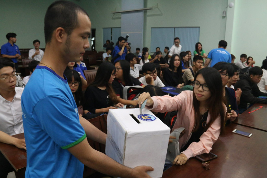 Sinh viên tham gia quyên góp hỗ trợ đồng bào miền Trung