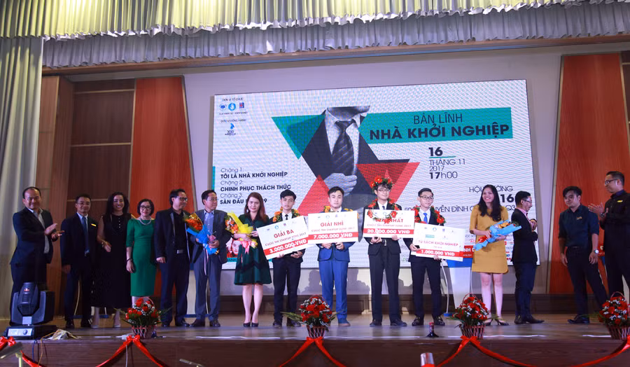 Ban tổ chức trao giải cho các thí sinh