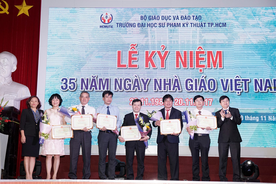 Nhà trường tuyên dương các cá nhân và tập thể xuất sắc Nhà trường tuyên dương các cá nhân và tập thể xuất sắc