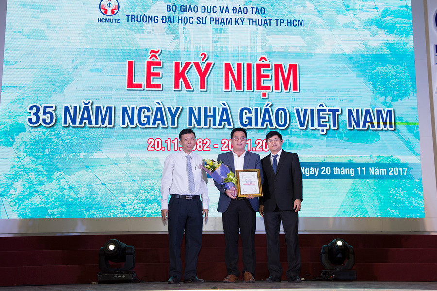 Nhà trường cám ơn đại diện các đơn vị, mạnh thường quân tài trợ cho quỹ học bổng của trường Nhà trường cám ơn đại diện các đơn vị, mạnh thường quân tài trợ cho quỹ học bổng của trường