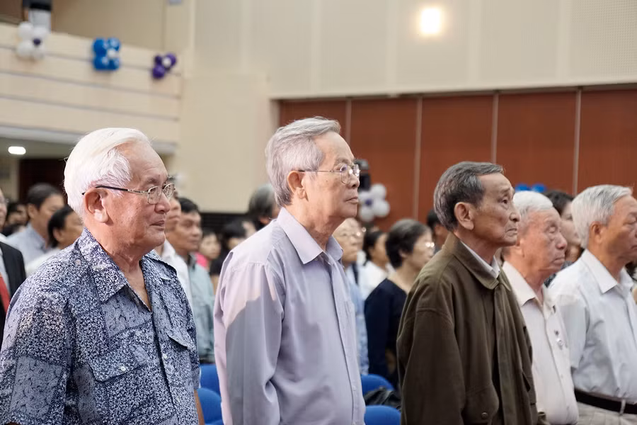 Các thế hệ nhà giáo HCMUTE về tham dự lễ