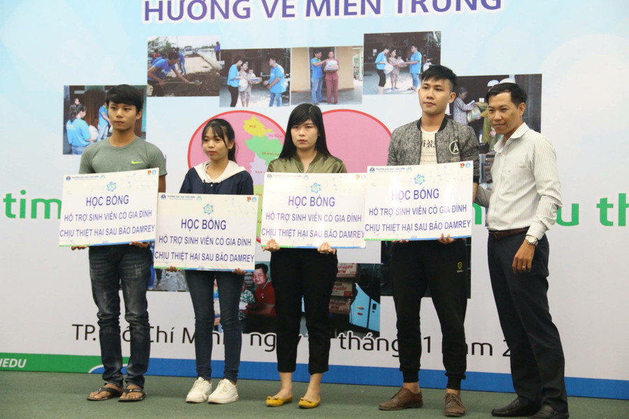 Thầy Trần Mạnh Thái trao học bổng cho các bạn sinh viên chịu ảnh hưởng của cơn bão
