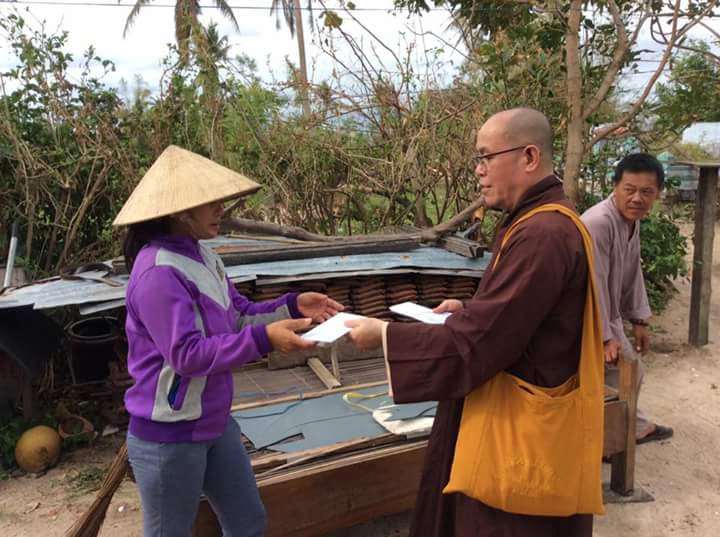 Thượng tọa Thích Đạt Đức trao tiền hỗ trợ cho các gia đình tại huyện Vạn Ninh Thượng tọa Thích Đạt Đức trao tiền hỗ trợ cho các gia đình tại huyện Vạn Ninh