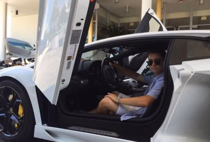 Cuộc sống xa hoa của những người giàu lên nhờ tiền ảo ảnh 5