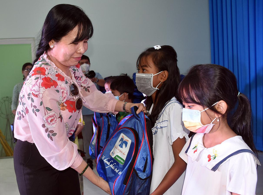 Bà Nguyễn Thị Bạch Vân (Giám đốc Sở GD&ĐT tỉnh Trà Vinh) trao quà,học bổng cho các em HS. Bà Nguyễn Thị Bạch Vân (Giám đốc Sở GD&ĐT tỉnh Trà Vinh) trao quà,học bổng cho các em HS.