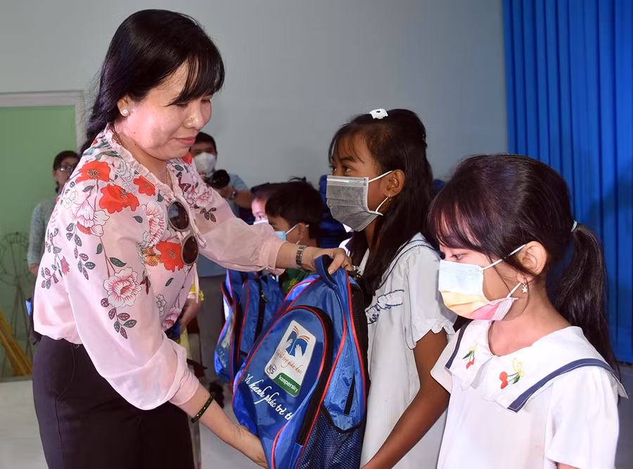 Bà Nguyễn Thị Bạch Vân (Giám đốc Sở GD&amp;ĐT tỉnh Trà Vinh) trao quà,học bổng cho các em HS.