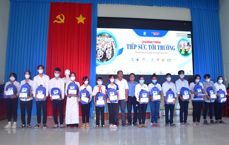 Đại diện Ban tổ chức trao trao quà cho các em HS. Đại diện Ban tổ chức trao trao quà cho các em HS.