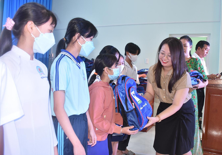 Bà Lê Thị Minh Trí (Công ty TNHH Bảo mật Nam Trường Sơn) trao quà cho các em HS. Bà Lê Thị Minh Trí (Công ty TNHH Bảo mật Nam Trường Sơn) trao quà cho các em HS.