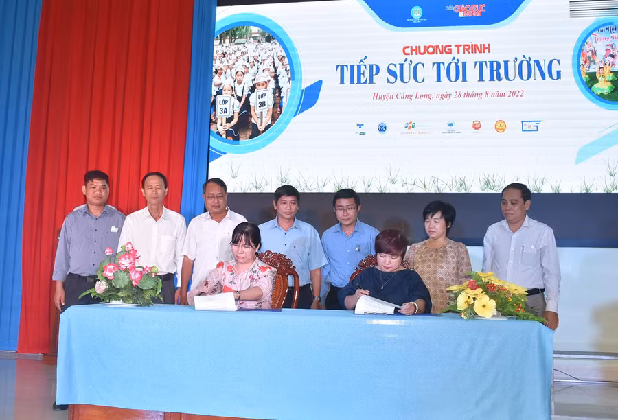 Nhà báo Dương Thanh Hương và bà Nguyễn Thị Bạch Vân thực hiện việc ký kết thỏa thuận hợp tác.