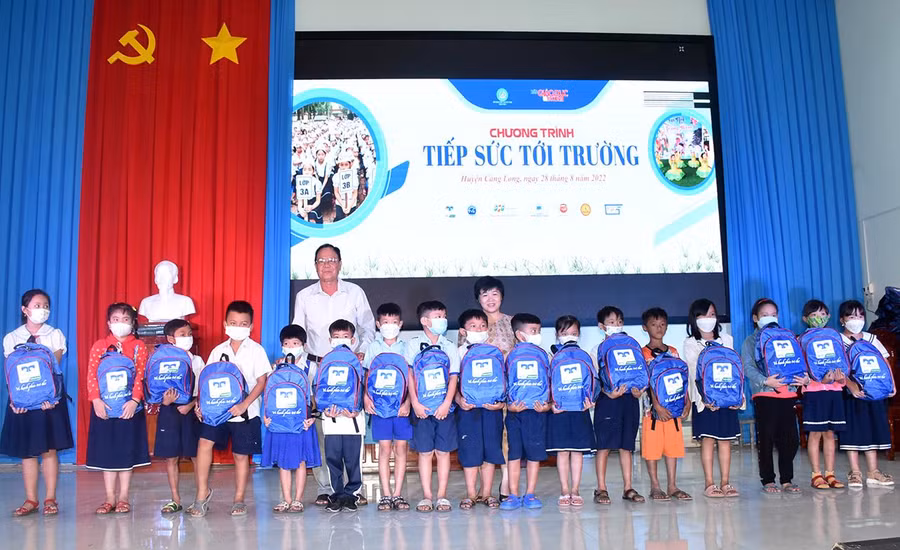 Đại diện Ban tổ chức trao trao quà cho các em HS.