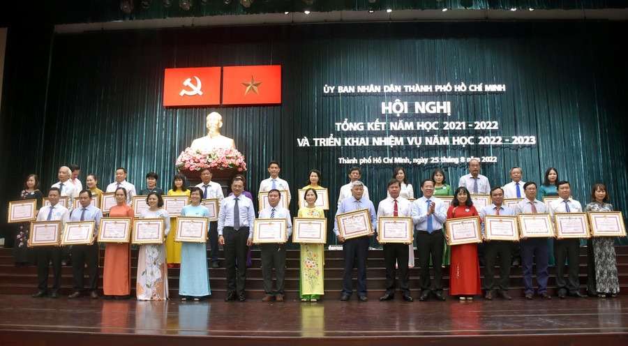 Chủ tịch UBND TPHCM Phan Văn Mãi và Phó Giám đốc Sở GD&amp;ĐT TPHCM Lê Hoài Nam trao bằng khen cho đại diện tập thể đạt danh hiệu tập thể lao động xuất sắc năm học 2021-2022.