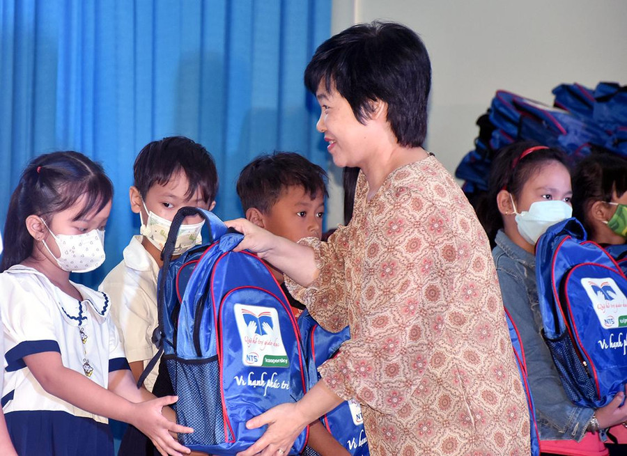 Nhà báo Nguyễn Thị Hương Giang - Phó Trưởng CQTT Báo GD&TĐ tại TPHCM, trao quà cho các em HS. Nhà báo Nguyễn Thị Hương Giang - Phó Trưởng CQTT Báo GD&TĐ tại TPHCM, trao quà cho các em HS.