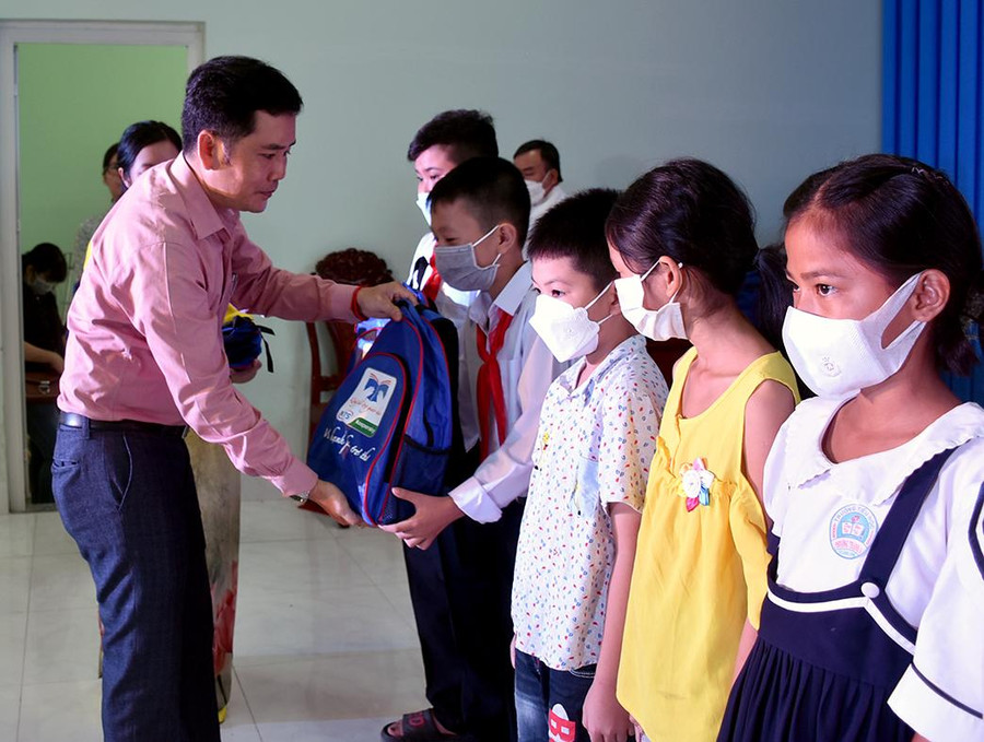 Đại diện Ban tổ chức trao trao quà cho các em HS. Đại diện Ban tổ chức trao trao quà cho các em HS.