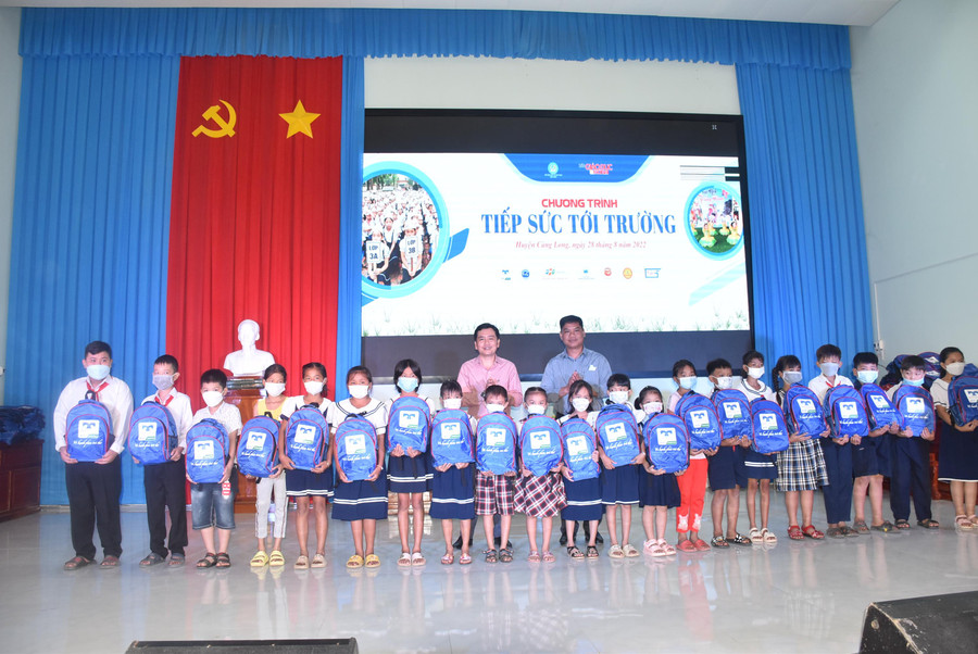 Đại diện Ban tổ chức trao quà cho các em HS. Đại diện Ban tổ chức trao quà cho các em HS.