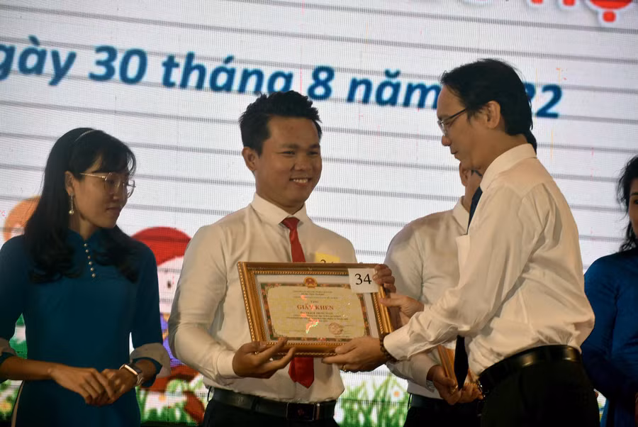 Ông Nguyễn Minh Thiên Hoàng, Phó Trưởng phòng Giáo dục tiểu học (Sở GD&amp;ĐT TPHCM) trao giấy khen tuyên dương các đơn vị, cá nhân đạt thành tích trong năm học 2021-2022.