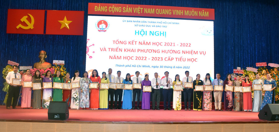 Sở GD&amp;ĐT TPHCM trao giấy khen, tuyên dương tập thể và cá nhân đạt thành tích trong năm học 2021-2022 đối với bậc tiểu học.