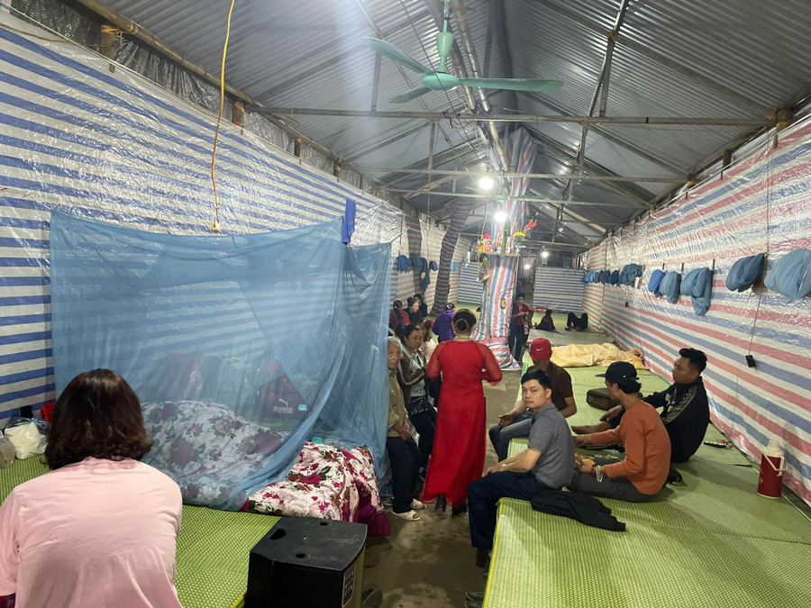 Một góc của nhà nghỉ chân giá 50.000 đồng cho du khách về với chùa Hương. Một góc của nhà nghỉ chân giá 50.000 đồng cho du khách về với chùa Hương.