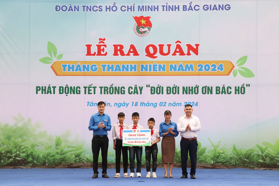 Tại buổi lễ ra quân, Tỉnh đoàn Bắc Giang phối hợp đơn vị trao tặng công trình “Điểm vui chơi cho thiếu nhi". Tại buổi lễ ra quân, Tỉnh đoàn Bắc Giang phối hợp đơn vị trao tặng công trình “Điểm vui chơi cho thiếu nhi".