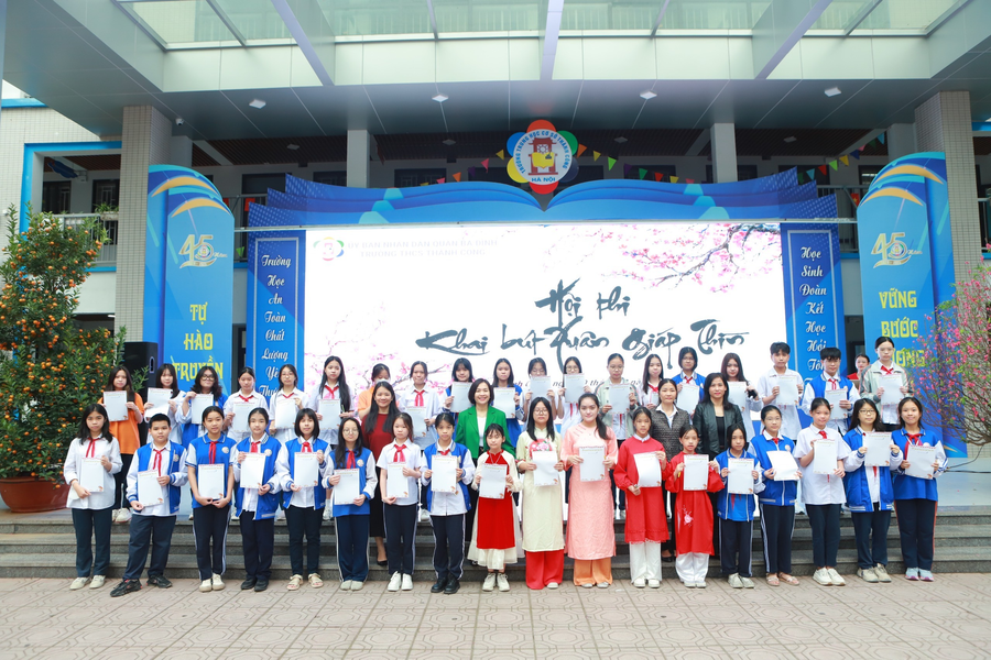 37 thí sinh đại diện các tập thể lớp lên nhận giấy thi từ Ban tổ chức hội thi.