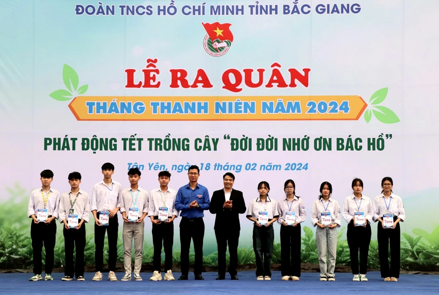 Tặng quà cho học sinh.