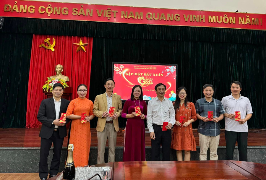 Thầy Hà Huy Phương - Hiệu trưởng trường THPT Chuyên Bắc Ninh (thứ 4 từ phải sang) trao lì xì đầu năm cho thầy cô giáo nhà trường. Thầy Hà Huy Phương - Hiệu trưởng trường THPT Chuyên Bắc Ninh (thứ 4 từ phải sang) trao lì xì đầu năm cho thầy cô giáo nhà trường.