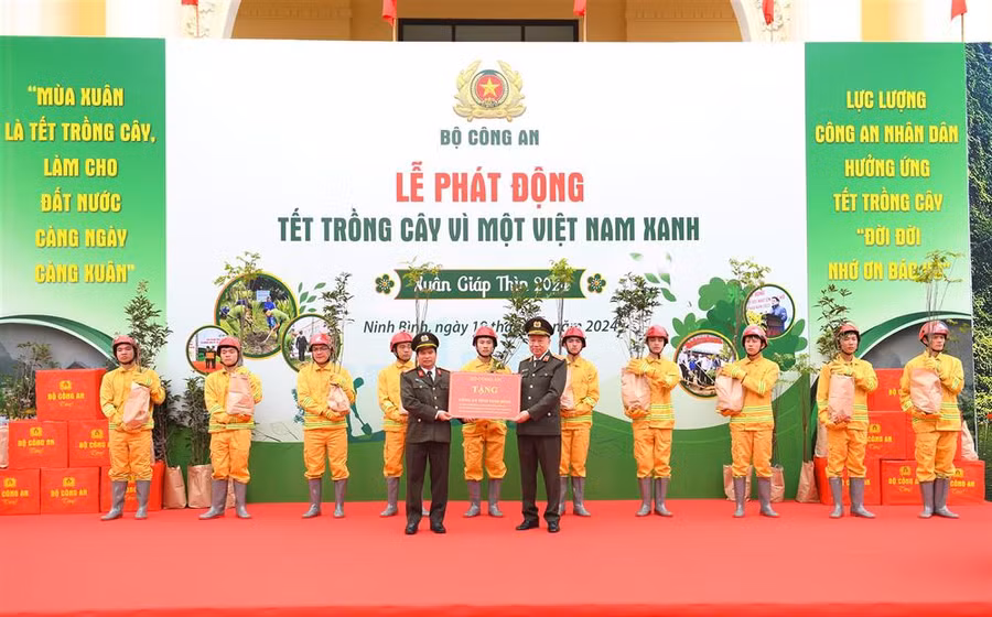 Bộ trưởng Tô Lâm trao quà của Bộ Công an tặng Công an tỉnh Ninh Bình.