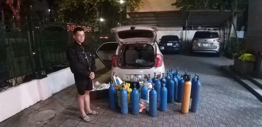 Số lượng bình khí cười bị cơ quan chức năng phát hiện, thu giữ.