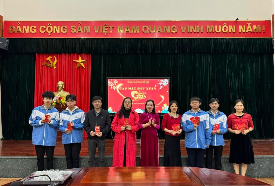 Tặng lì xì may mắn đầu năm cho một số đại diện học sinh dự thi vòng 2.