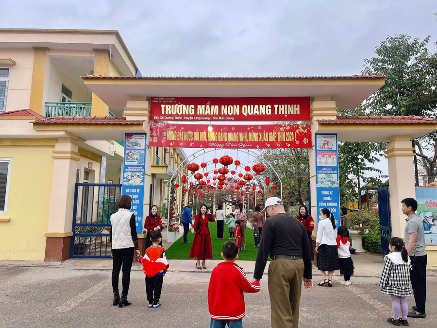 Cô trò Trường Mầm non Quang Thịnh (huyện Lạng Giang) hân hoan tới trường sáng 15/2. Cô trò Trường Mầm non Quang Thịnh (huyện Lạng Giang) hân hoan tới trường sáng 15/2.